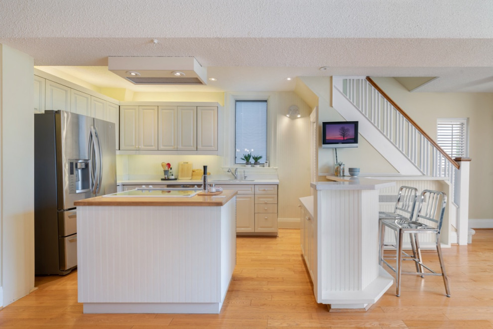 Transitional kitchen photo in Toronto