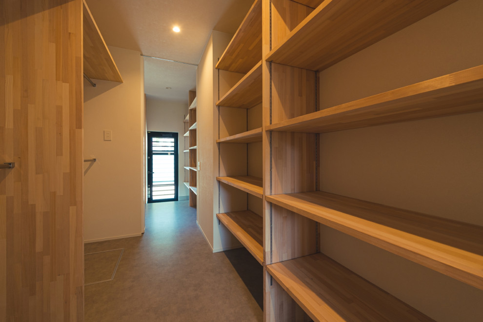 Idee per una cabina armadio unisex con nessun'anta, ante in legno scuro, pavimento con piastrelle in ceramica, pavimento grigio e soffitto in carta da parati