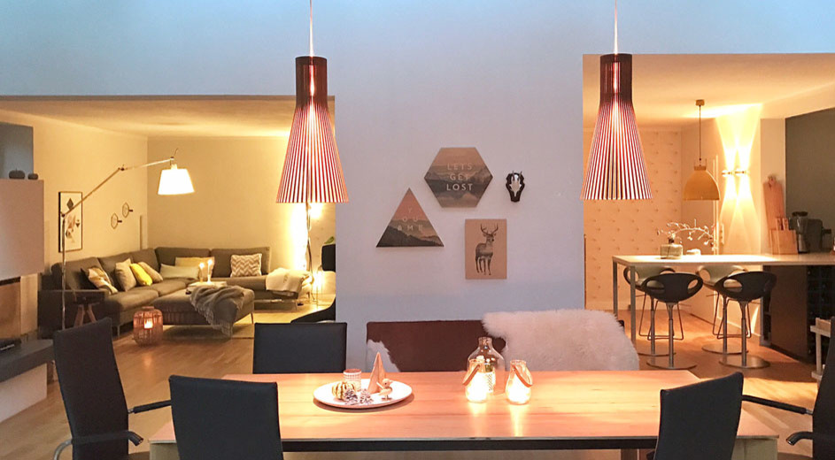 Essbereich mit Blick auf die Sofalandschaft, Haus B