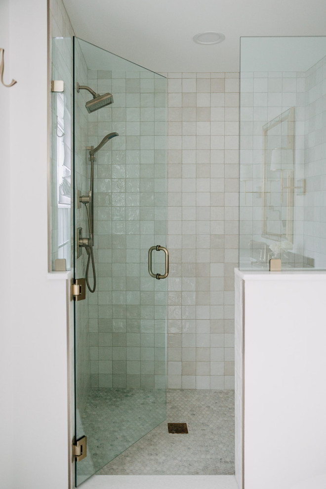 Exemple d'une salle de bain principale chic de taille moyenne avec des portes de placard bleues, un carrelage blanc, des carreaux de céramique, une cabine de douche à porte battante, meuble simple vasque et meuble-lavabo sur pied.
