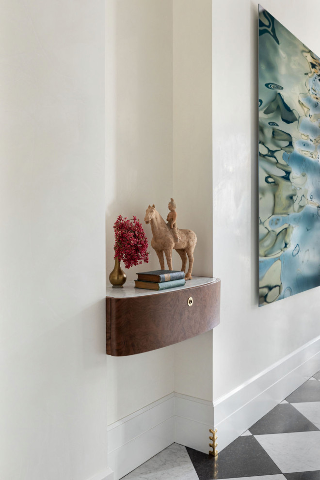 Burling - Example of a transitional hallway design in Chicago