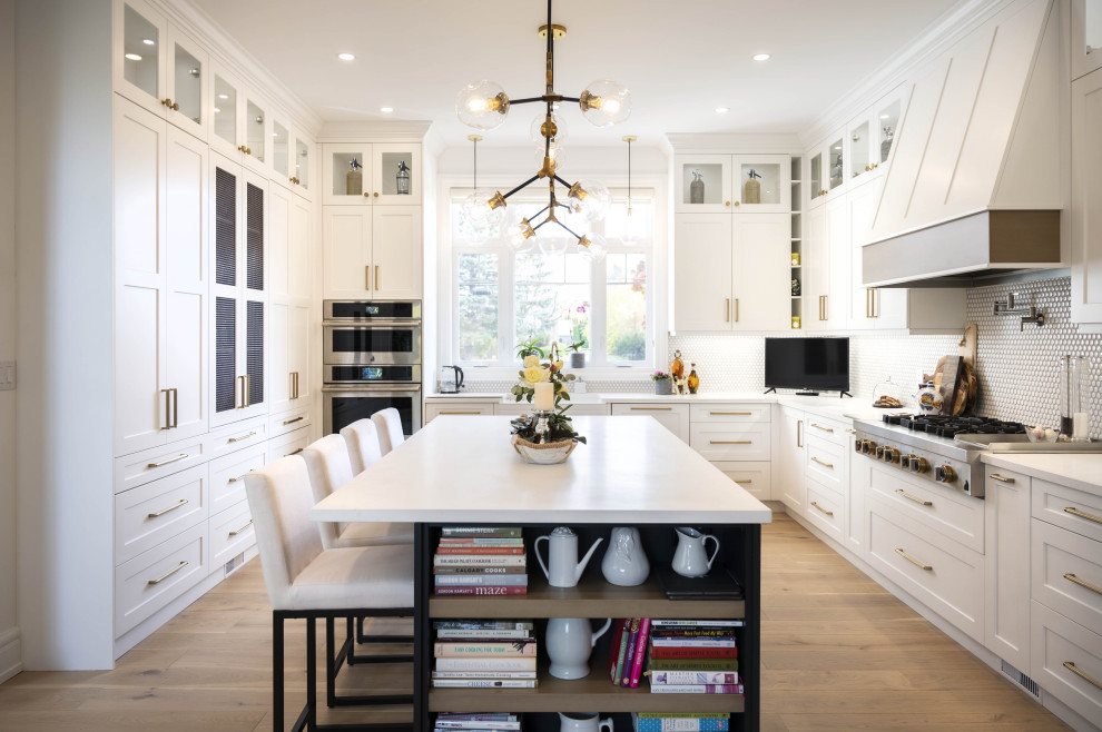 Transitional kitchen photo in Toronto