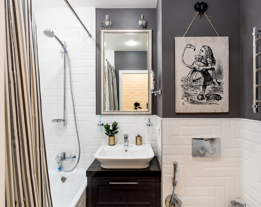 Деревянное панно "Алиса" в интерьере ванной комнаты