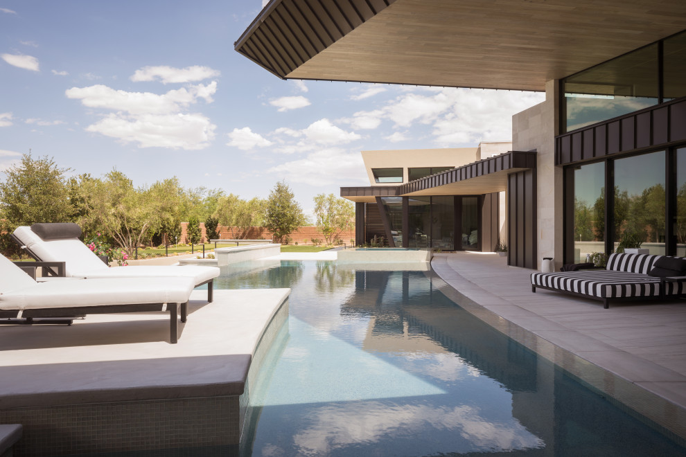 Geräumiger, Gefliester Moderner Infinity-Pool hinter dem Haus in individueller Form mit Pool-Gartenbau in Las Vegas