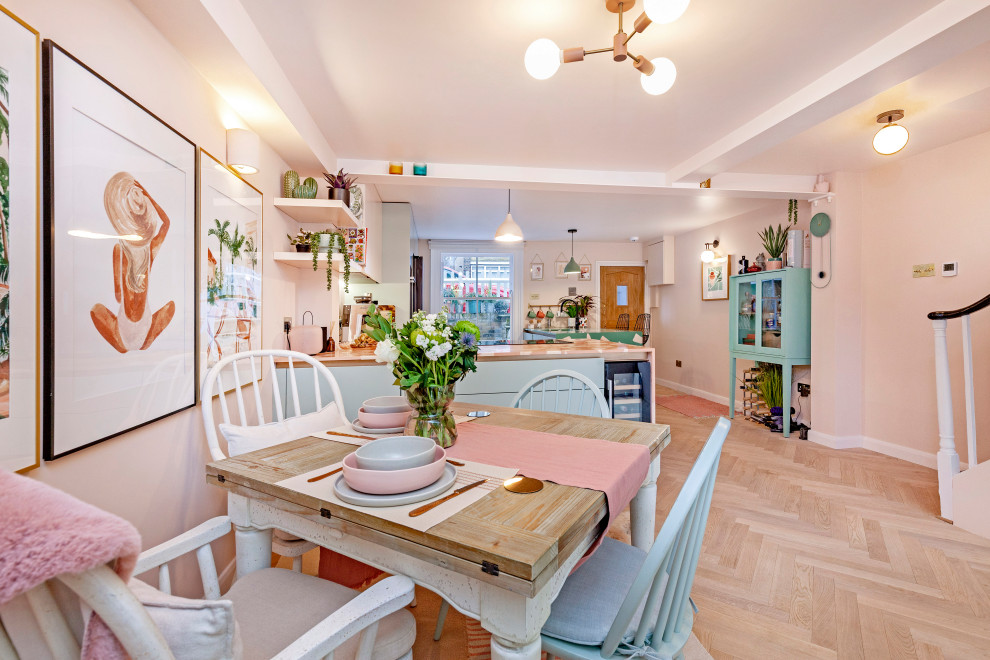 На фото: угловая кухня-гостиная среднего размера в стиле модернизм с островом
