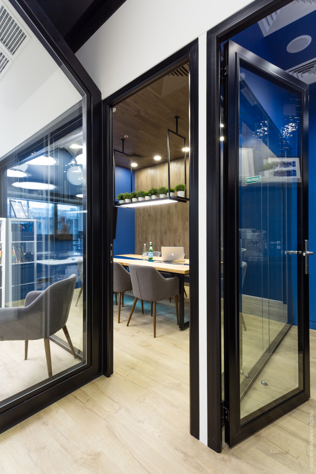 Office in Neo-Geo Business Center