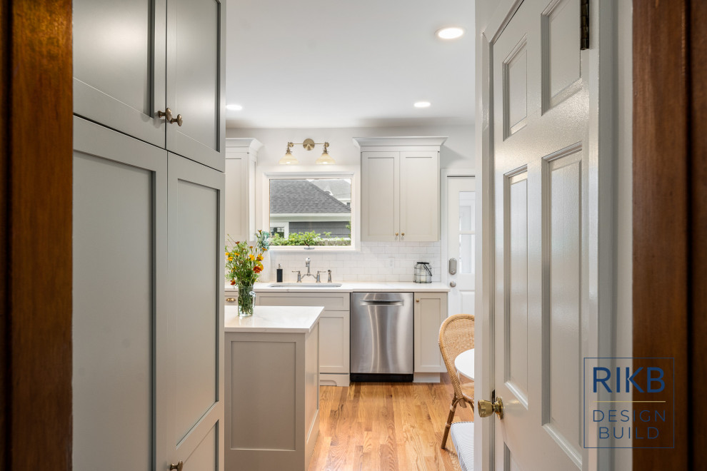 Kitchen - transitional kitchen idea in Providence