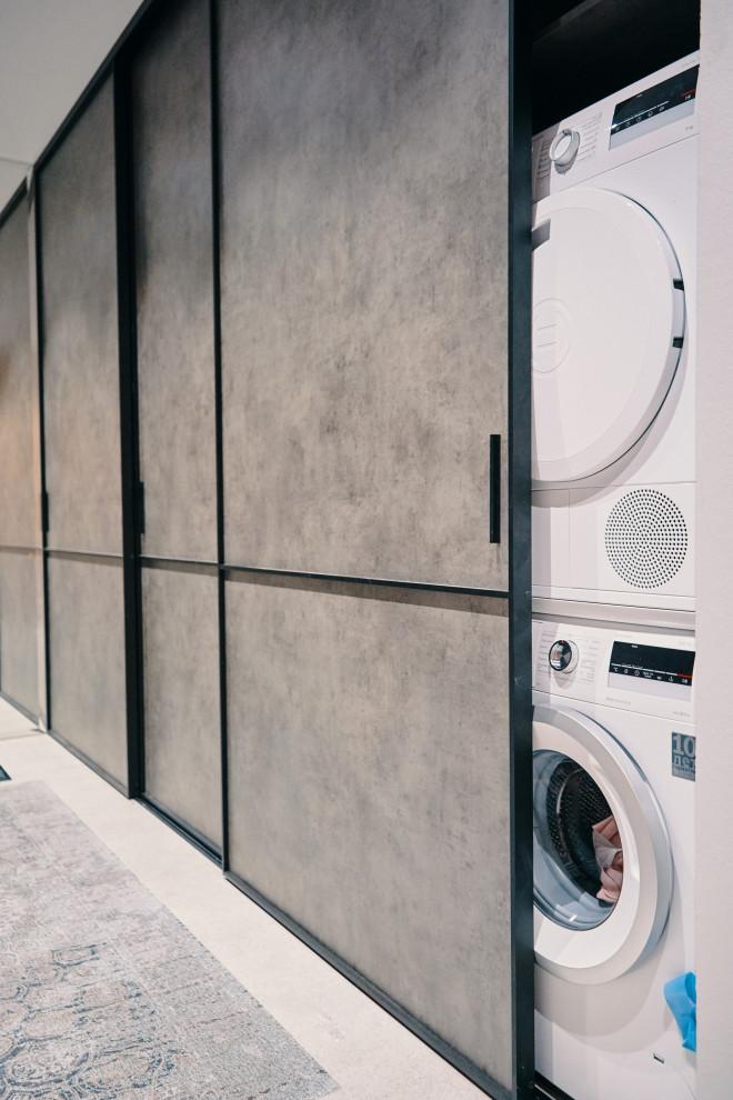 Шкаф-купе raumplus с серыми дверьми в черном профиле S1200