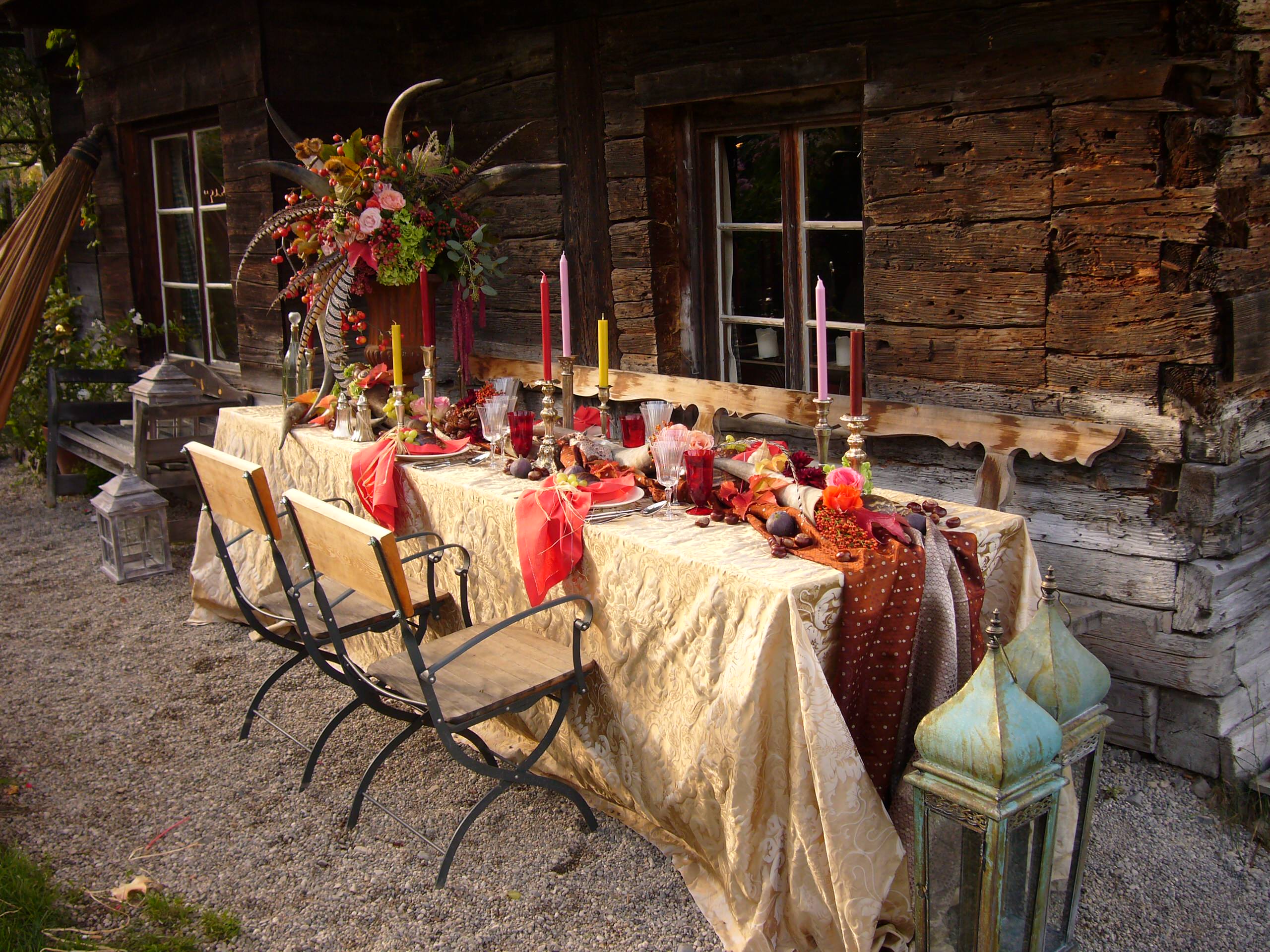 Herbstlich gedeckter Tisch auf dem Lande