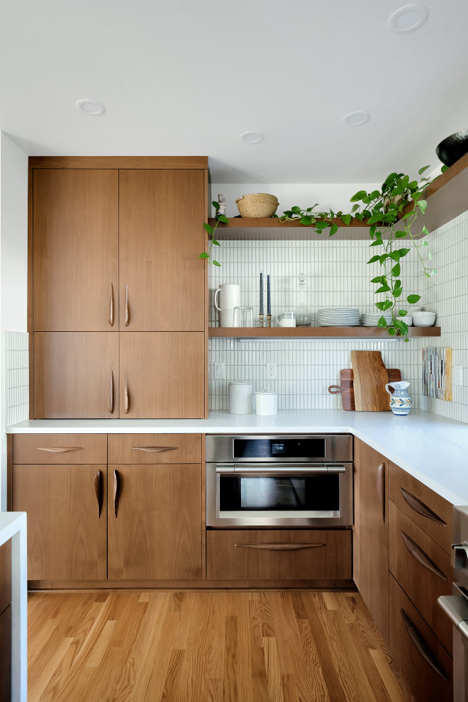 Photo of a midcentury kitchen in Portland.