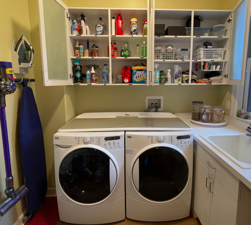Foto de lavadero multiusos y en U tradicional renovado de tamaño medio con fregadero encastrado, salpicadero gris, paredes verdes, lavadora y secadora juntas, suelo rojo y encimeras blancas