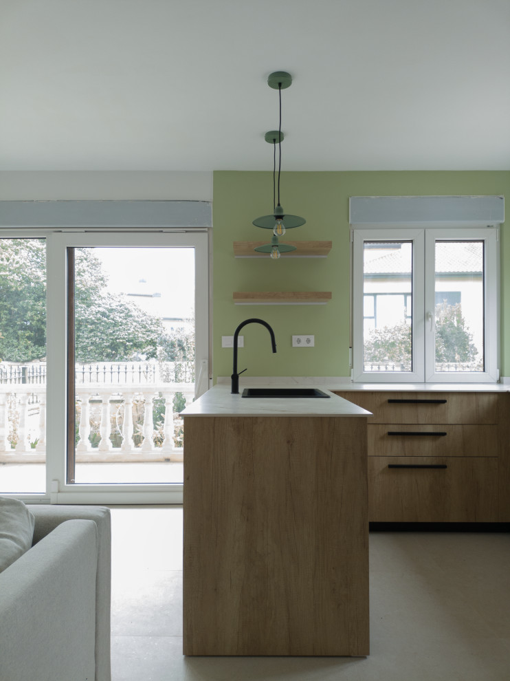 Madera, negro y verde suave: el nuevo lenguaje de este hogar