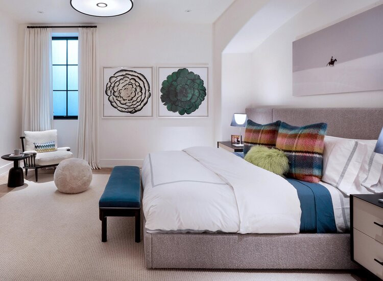 Foto de dormitorio principal contemporáneo de tamaño medio sin chimenea con suelo de madera en tonos medios