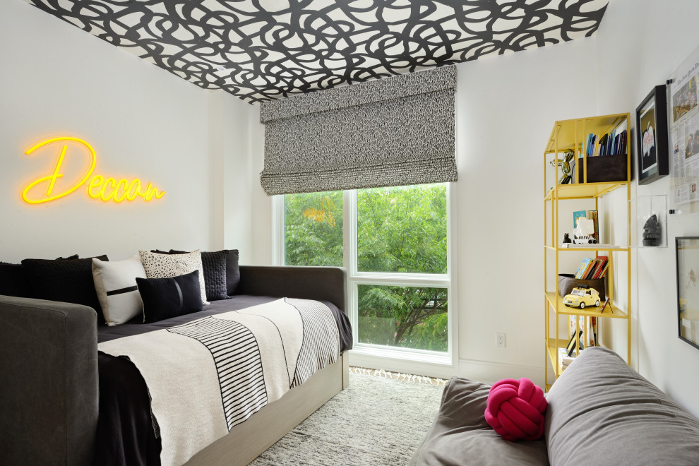 Diseño de habitación de invitados ecléctica pequeña con paredes blancas, suelo de madera en tonos medios y papel pintado