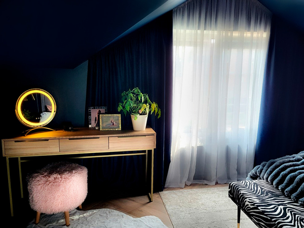 Роскошная синяя спальня на мансардном этаже