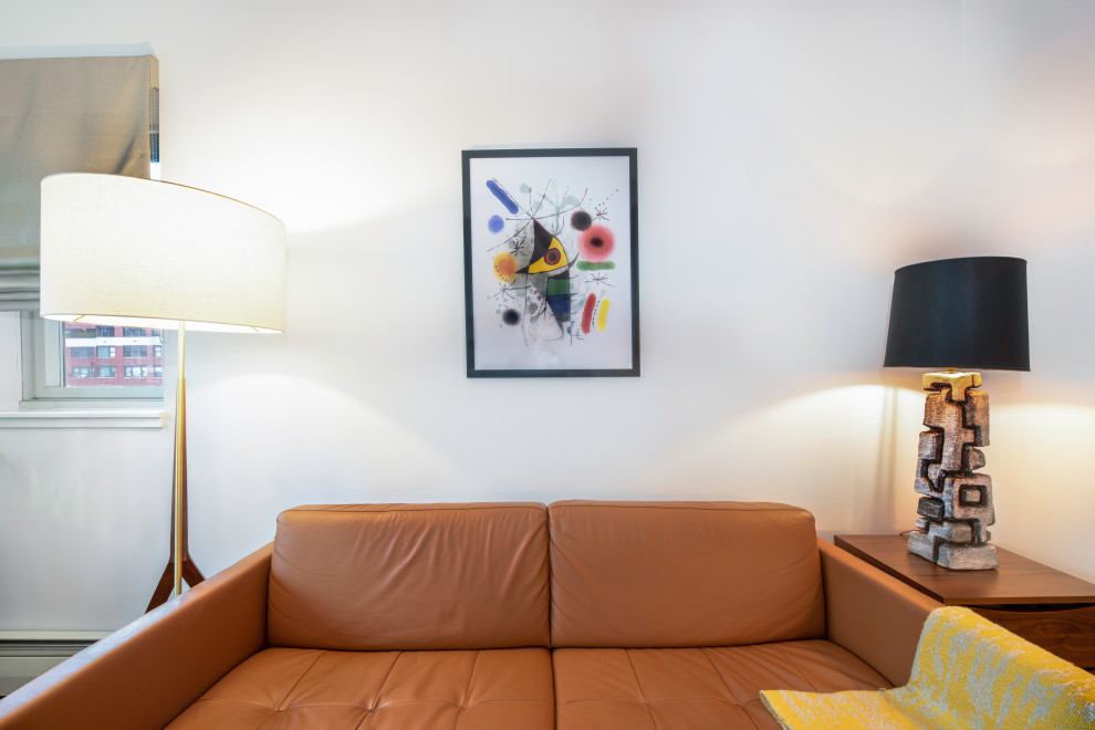 Свежая идея для дизайна: хозяйская спальня среднего размера в современном стиле с белыми стенами, паркетным полом среднего тона и желтым полом - отличное фото интерьера