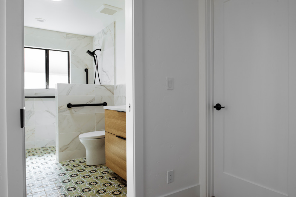Exempel på ett mellanstort klassiskt vit vitt badrum, med skåp i ljust trä, en kantlös dusch, en toalettstol med hel cisternkåpa, vita väggar, klinkergolv i porslin, ett integrerad handfat, bänkskiva i kvarts, grönt golv och med dusch som är öppen