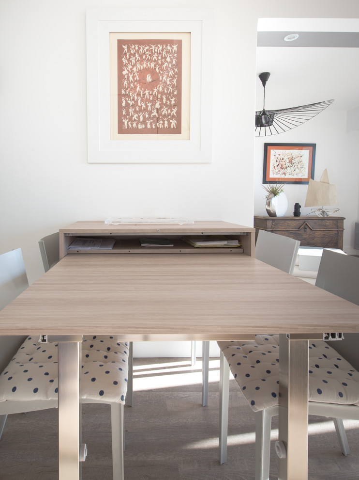 This is an example of a contemporary dining room in Montpellier.