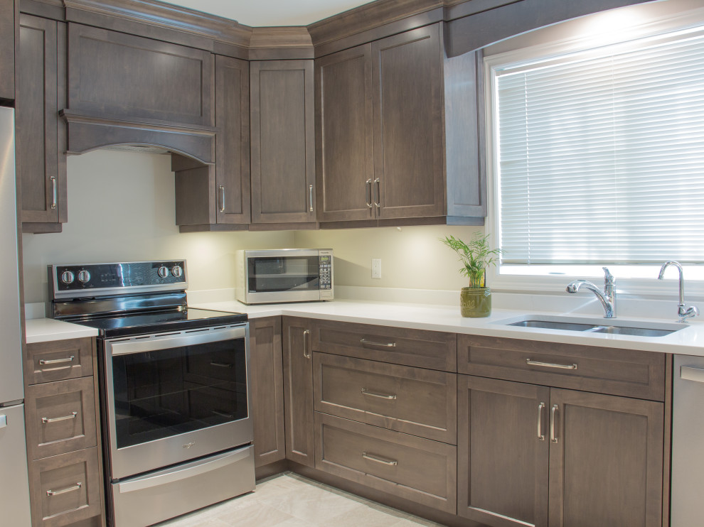 Kitchen - transitional kitchen idea in Toronto