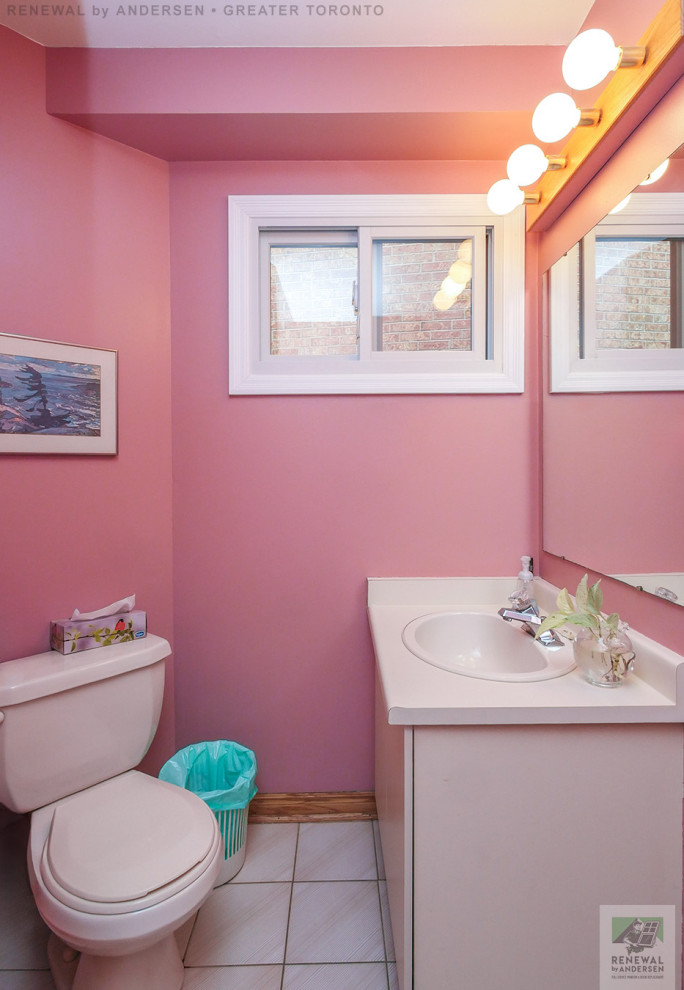 トロントにある小さなおしゃれな浴室 (フラットパネル扉のキャビネット、ベージュのキャビネット、分離型トイレ、ピンクの壁、セラミックタイルの床、オーバーカウンターシンク、ラミネートカウンター、ベージュの床、ベージュのカウンター、洗面台1つ、造り付け洗面台、折り上げ天井) の写真