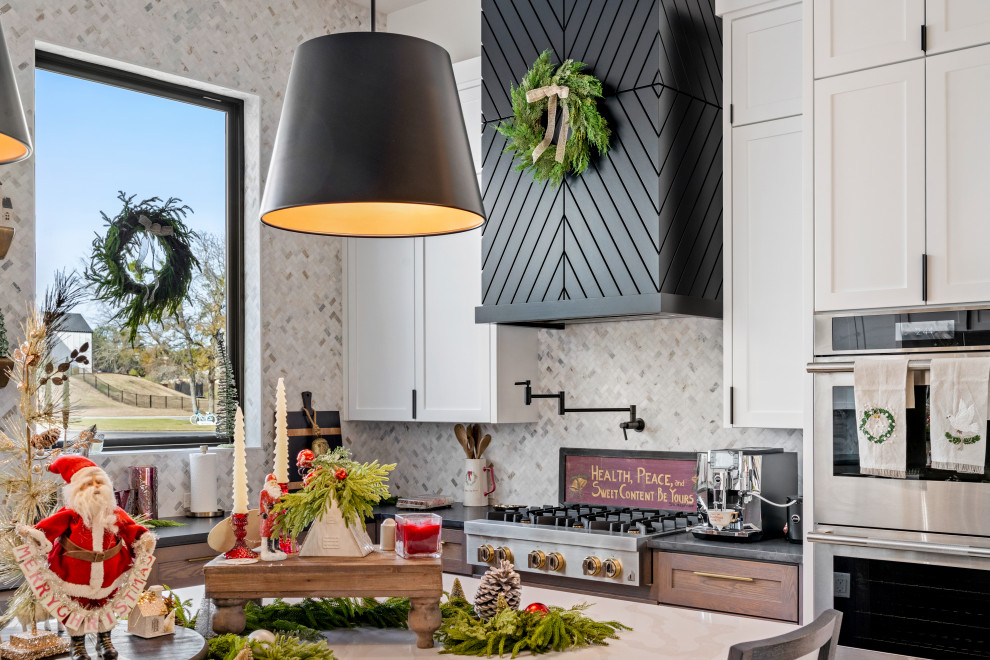 Kitchen - transitional kitchen idea in Austin