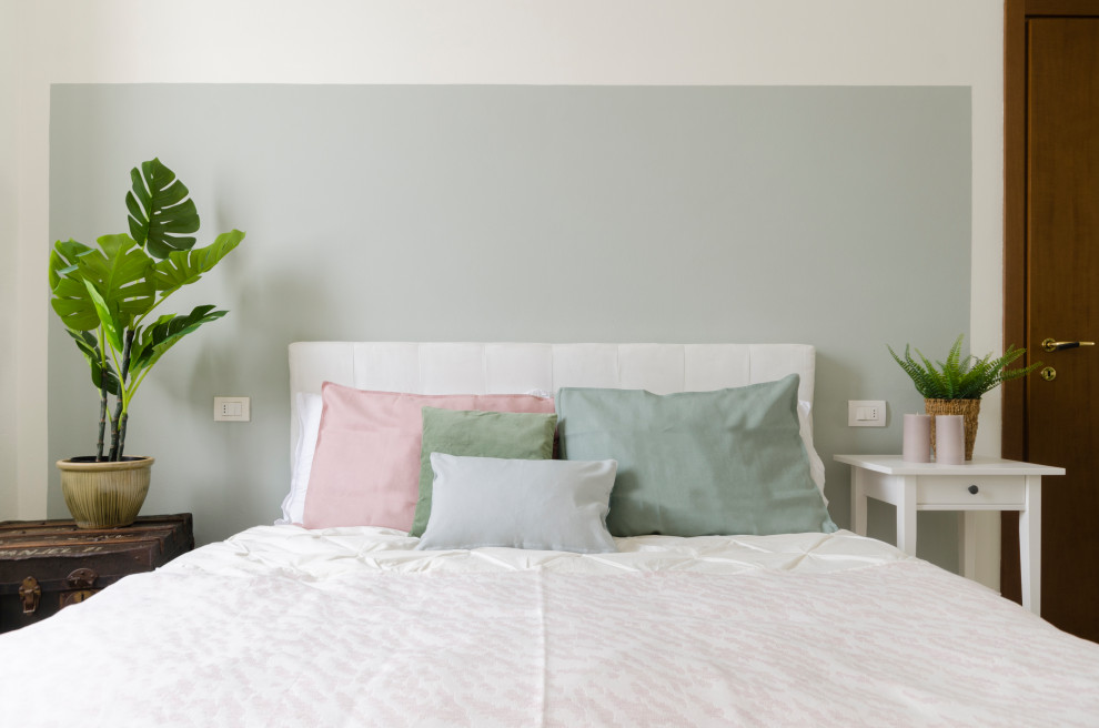 Стильный дизайн: хозяйская, серо-белая спальня среднего размера в стиле модернизм с серыми стенами, полом из керамогранита, бежевым полом и телевизором без камина - последний тренд