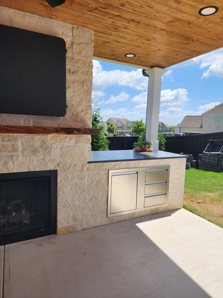 Outdoor Kitchen and Covered Patio