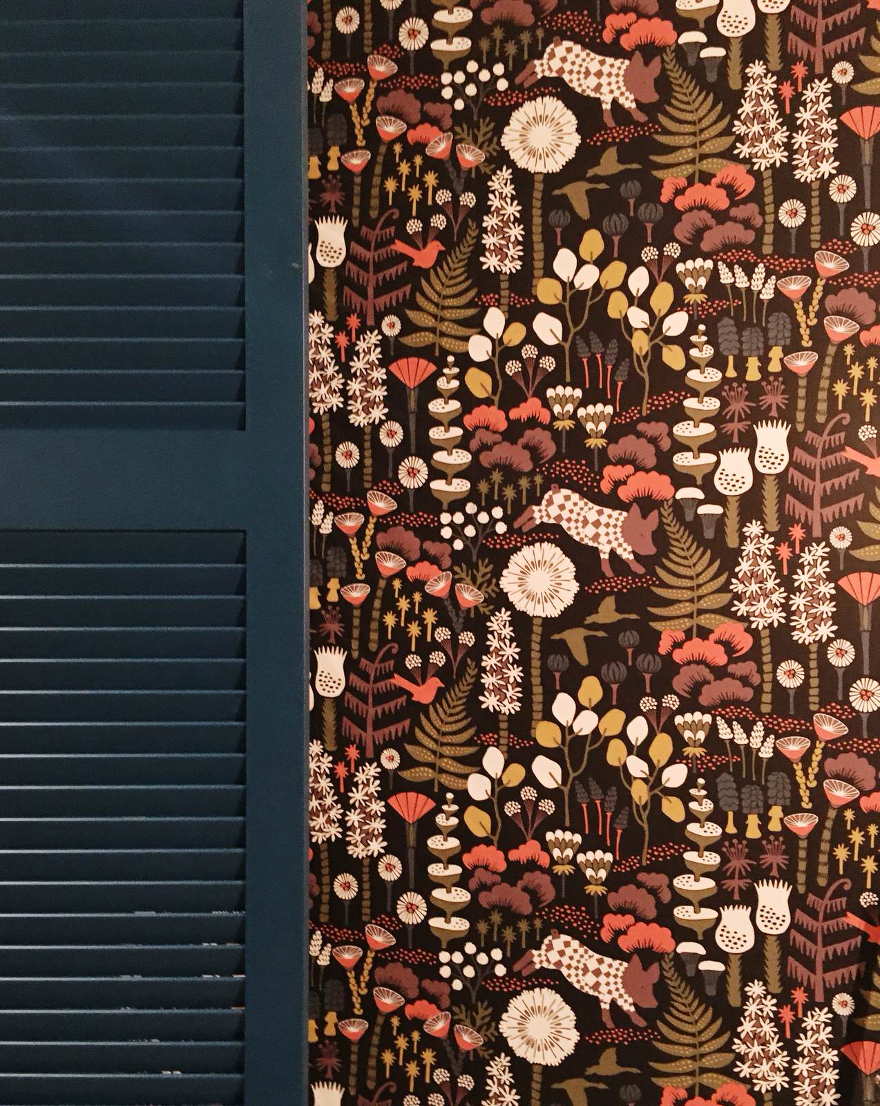 Синие двери для гардеробной и санузла