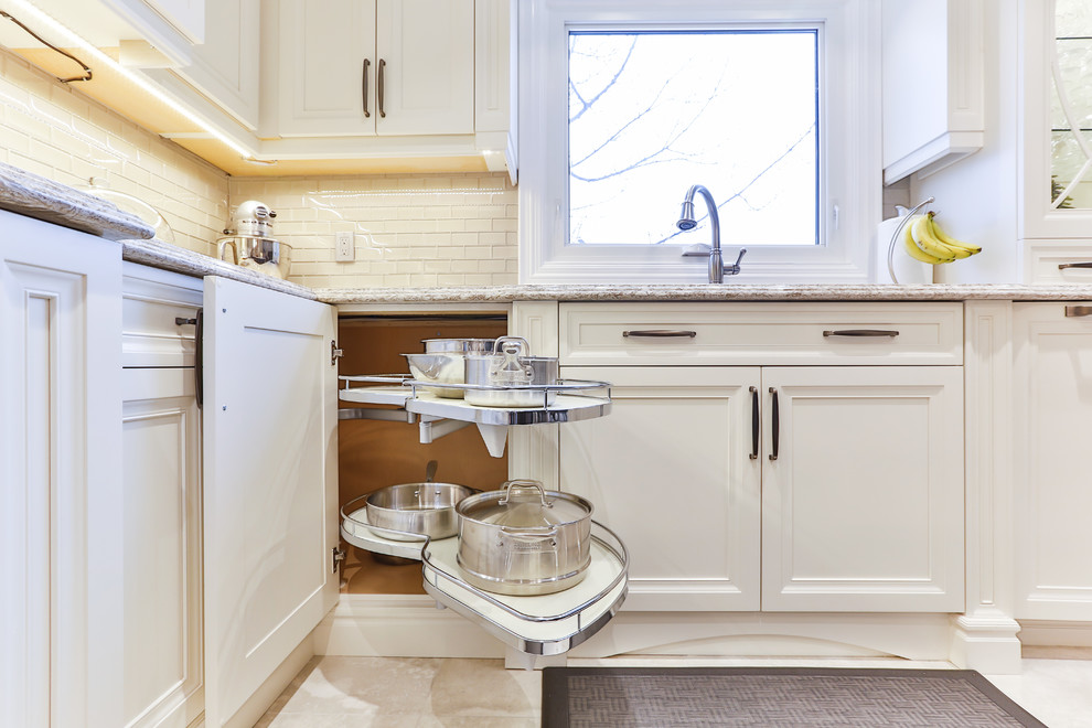 Transitional kitchen photo in Toronto