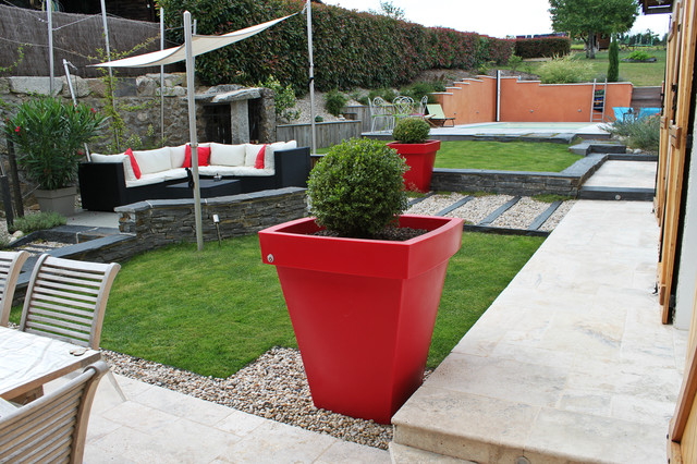 Moncorg&eacute; contemporary-courtyard
