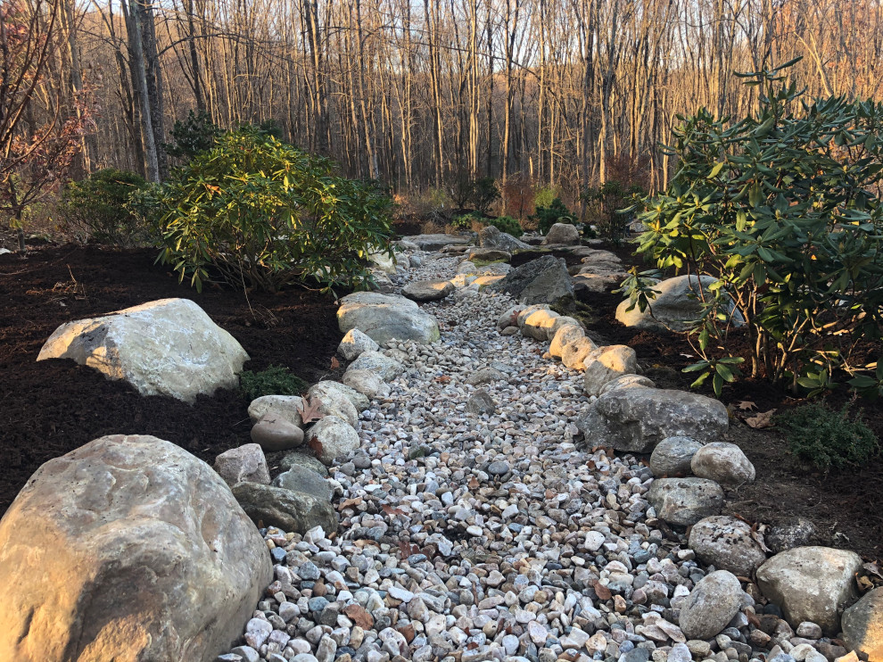 Idée de décoration pour un grand jardin arrière asiatique avec pierres et graviers, une exposition partiellement ombragée et des galets de rivière.