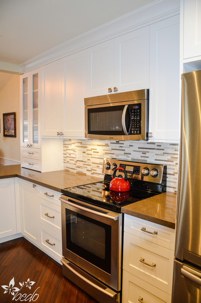 Transitional kitchen photo in Toronto