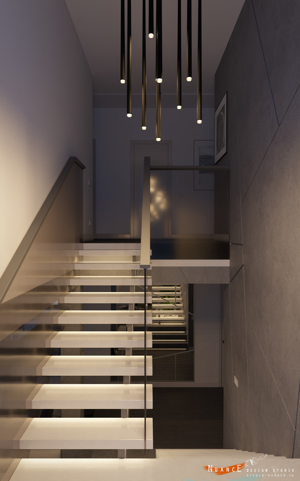 Объединенная гостиная-кухня с современной лестницей на 1 косоуре в загородном до