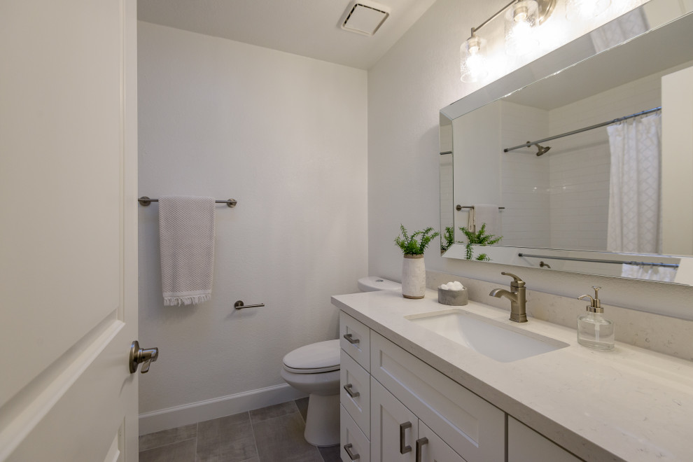 Transitional home design photo in Phoenix