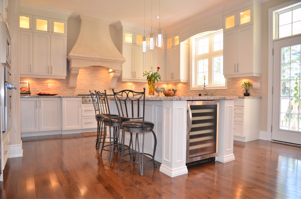Inspiration for a transitional kitchen remodel in Toronto