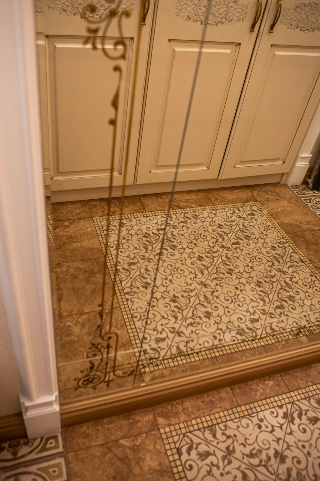 Пол и деталь зеркала в прихожей