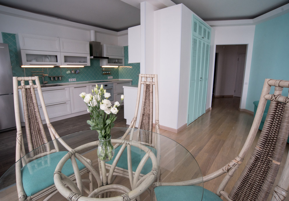 Перепланировка квартиры с радиальной фасадной стеной, авторская мозаика.