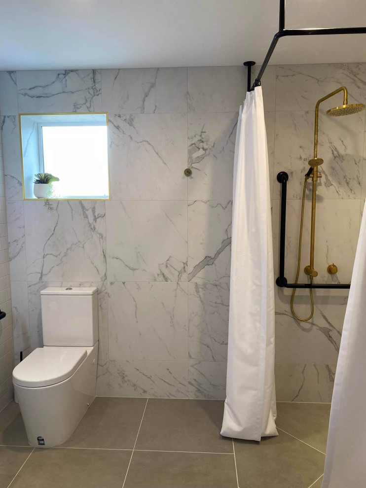 Пример оригинального дизайна: главная ванная комната среднего размера с душевой комнатой, унитазом-моноблоком, разноцветной плиткой, керамической плиткой, разноцветными стенами, полом из керамической плитки, серым полом и шторкой для ванной