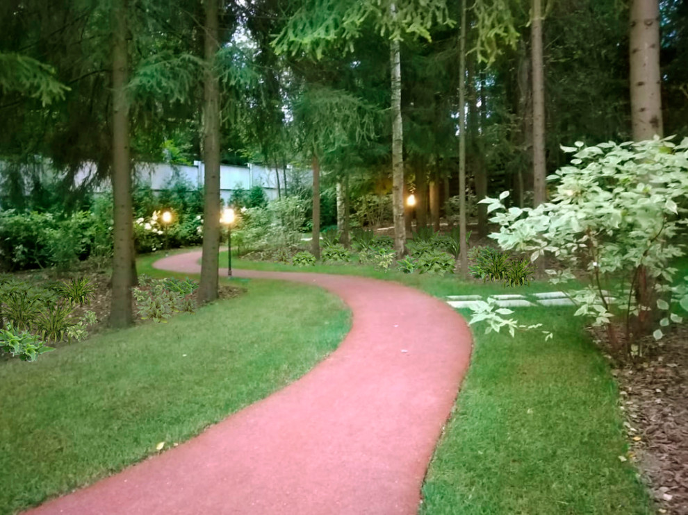 На фото: летний участок и сад среднего размера на заднем дворе с подъездной дорогой, дорожками, полуденной тенью, мульчированием и с металлическим забором