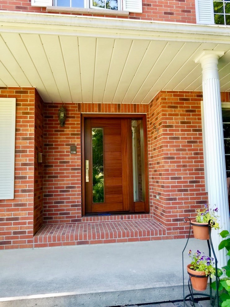 Transitional entryway photo in Toronto