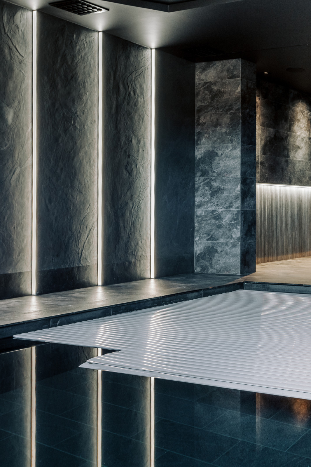 Сауна с бассейном в цоколе частного дома.