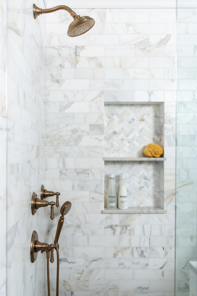 Источник вдохновения для домашнего уюта: главная ванная комната в стиле неоклассика (современная классика) с фасадами с декоративным кантом, синими фасадами, полновстраиваемой ванной, душем в нише, раздельным унитазом, серой плиткой, плиткой мозаикой, полом из мозаичной плитки, врезной раковиной, столешницей из искусственного кварца, разноцветным полом, душем с распашными дверями, разноцветной столешницей, сиденьем для душа, тумбой под две раковины и встроенной тумбой