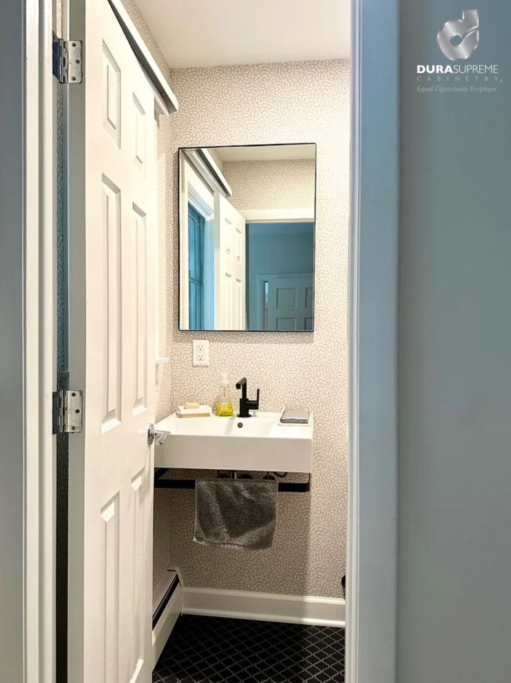 Cette photo montre un petit WC et toilettes tendance avec des portes de placard blanches, un sol en carrelage de porcelaine, un sol noir, meuble-lavabo suspendu, du papier peint, un carrelage vert, un mur beige, un lavabo posé et un plan de toilette blanc.