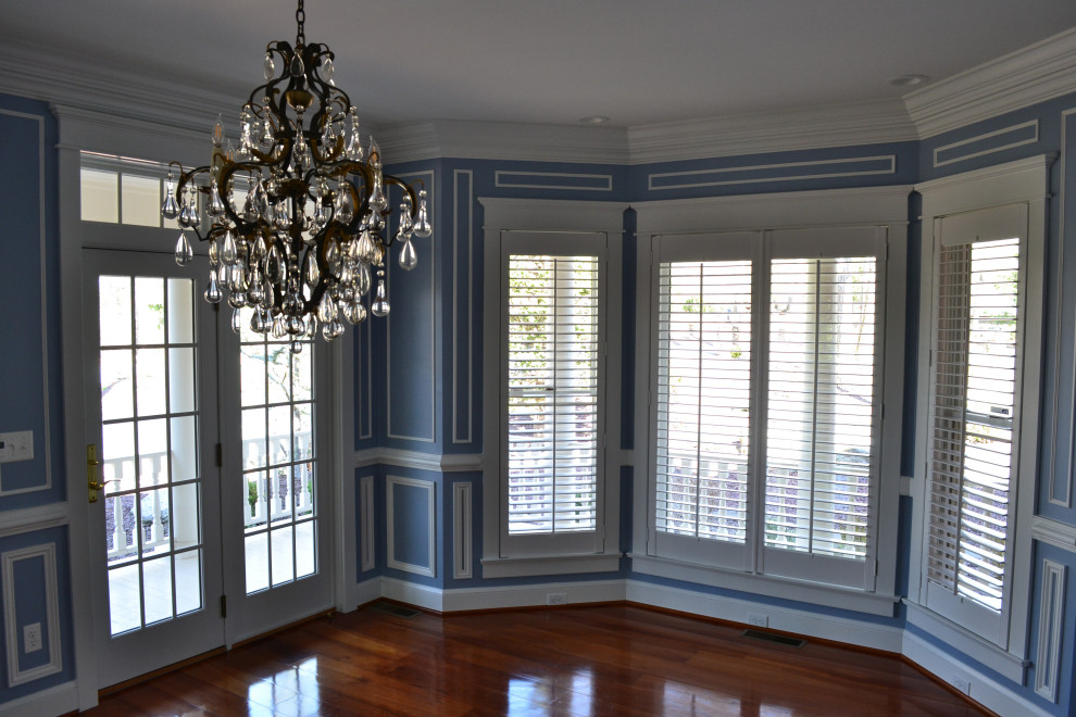 Geschlossenes, Mittelgroßes Klassisches Esszimmer mit blauer Wandfarbe und hellem Holzboden in Sonstige