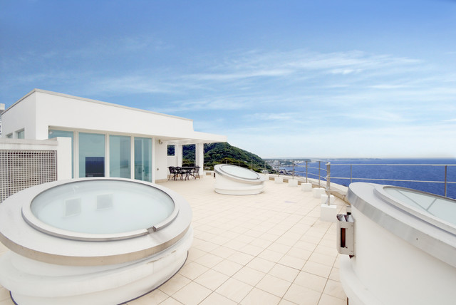 海への視界が開けた家 mediterran-balkon