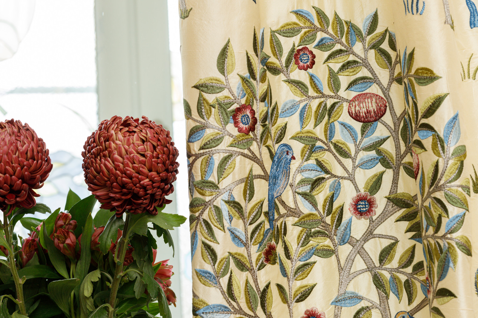 Шторы в гостиную наполненную историческими деталями