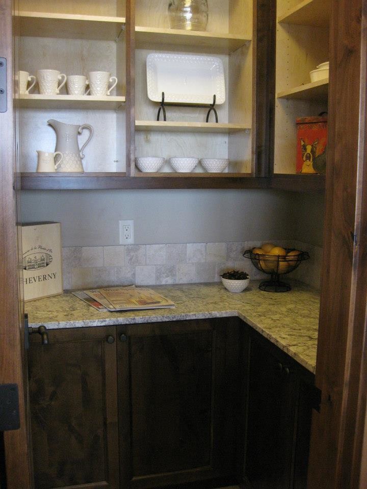 Example of a mid-sized mountain style u-shaped open concept kitchen design with shaker cabinets