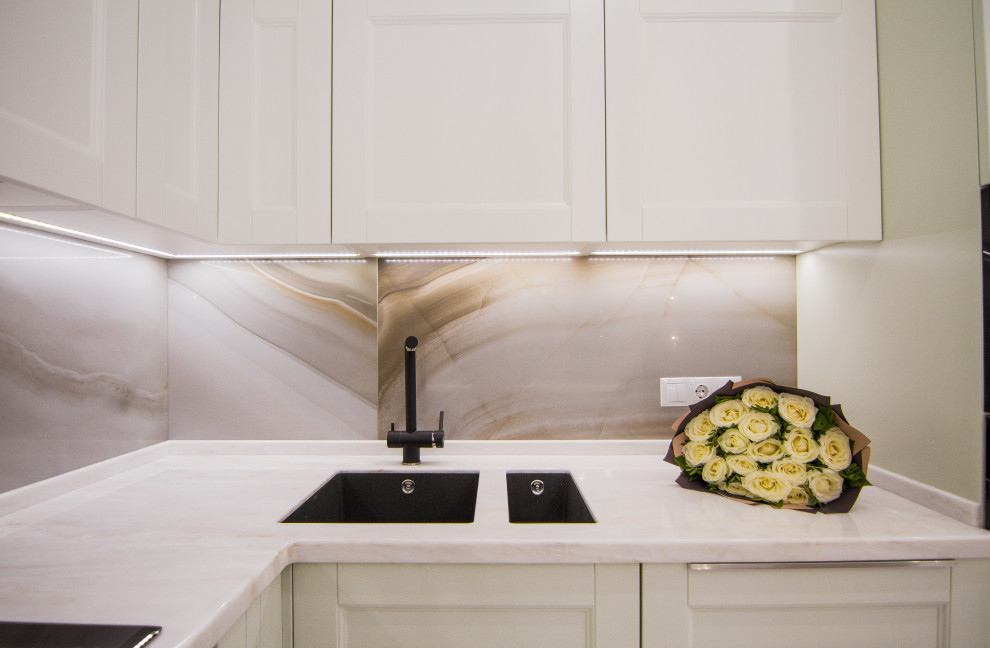 Минималистичная белая кухня с барной стойкой