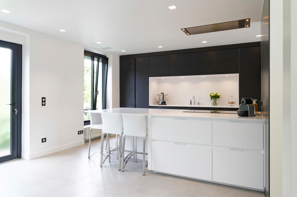 Inspiration for a modern eat-in kitchen in Paris with an undermount sink, recessed-panel cabinets, dark wood cabinets, quartz benchtops, white splashback, stainless steel appliances, ceramic floors, with island and white floor.