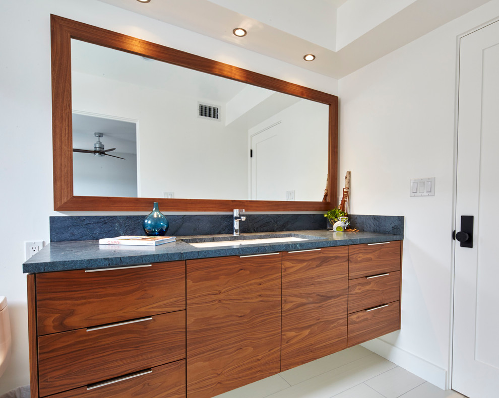 This is an example of a modern bathroom in Los Angeles.